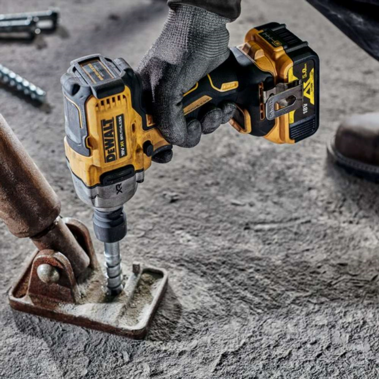 Аккумуляторный ударный гайковерт dewalt